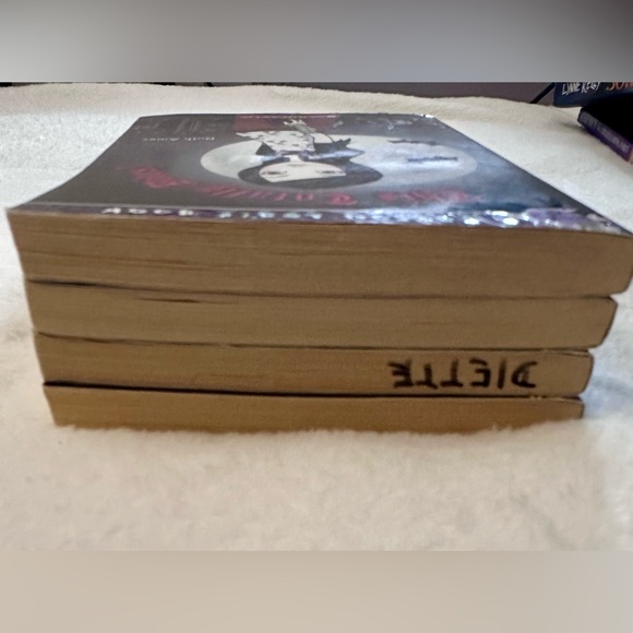 Scholastic Poison Apple Books - 4 of the many - Picture 4 of 5